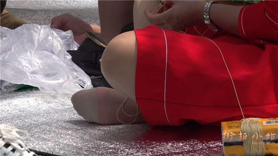 4k-极品诱人的丝袜美足红色连衣裙美女