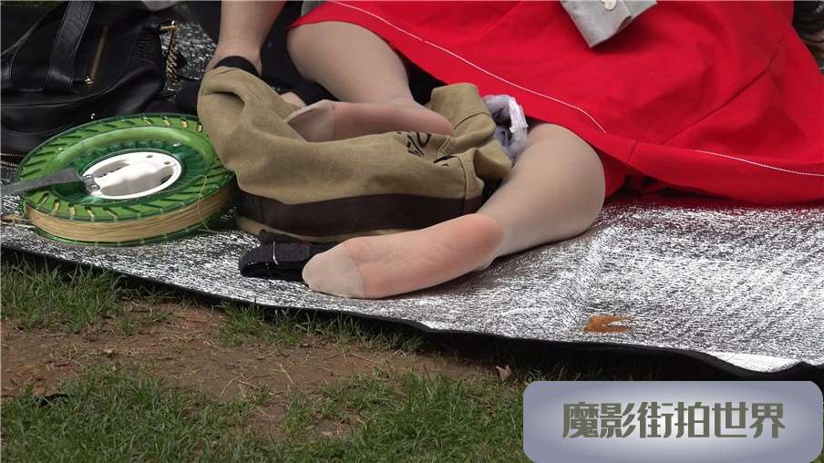 4k-极品诱人的丝袜美足红色连衣裙美女