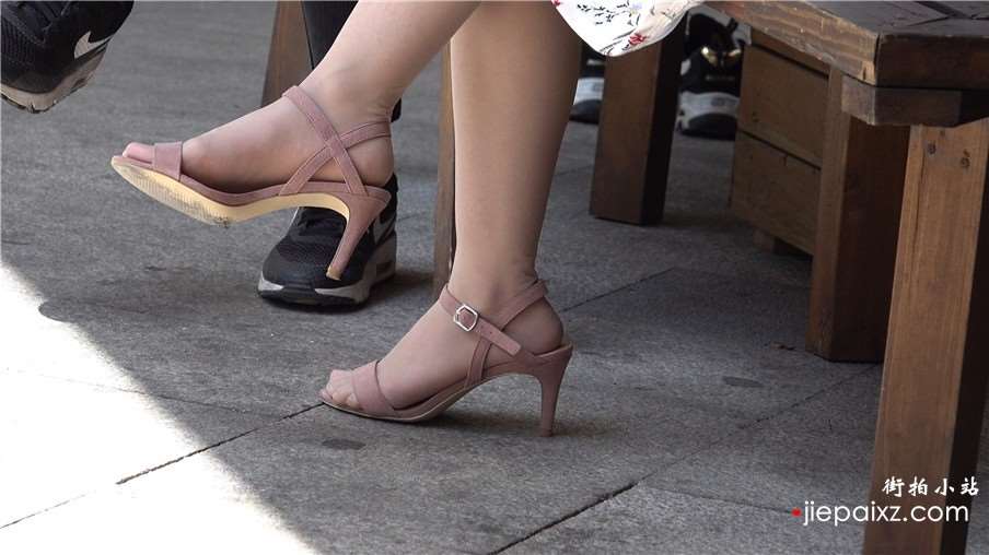 4k-极品粉色凉高跟丝袜美足连衣裙街拍美女