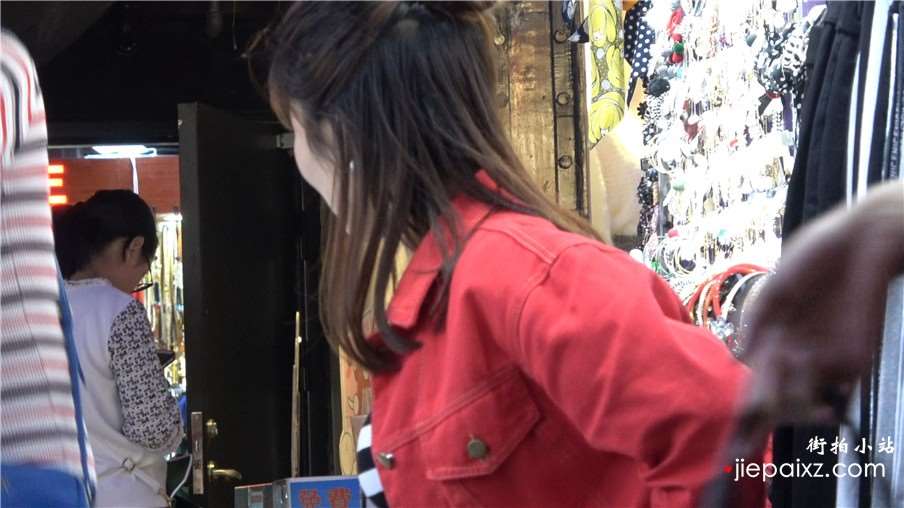4k-紧身蓝牛红衣气质街拍裸足美女