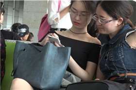 4k-候车室拍摄白净眼镜妹街拍肉丝凉高跟