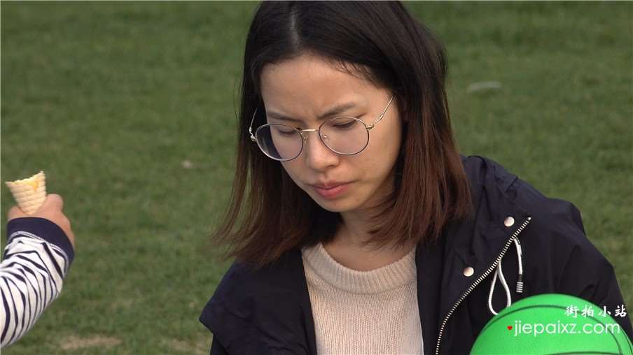 4k-超具气质美少妇街拍美足