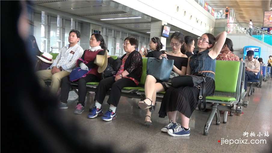 4k-候车室拍摄白净眼镜妹街拍肉丝凉高跟