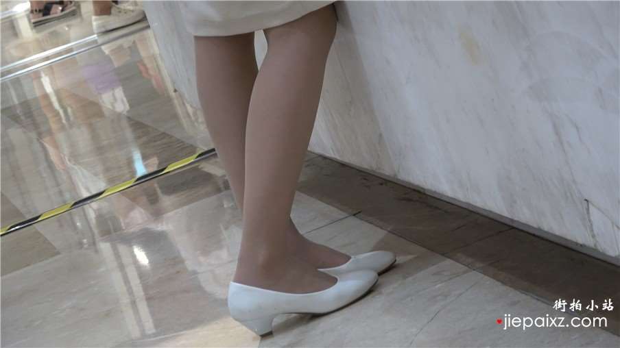 4k-米色制服丝袜白鞋极品街拍美腿