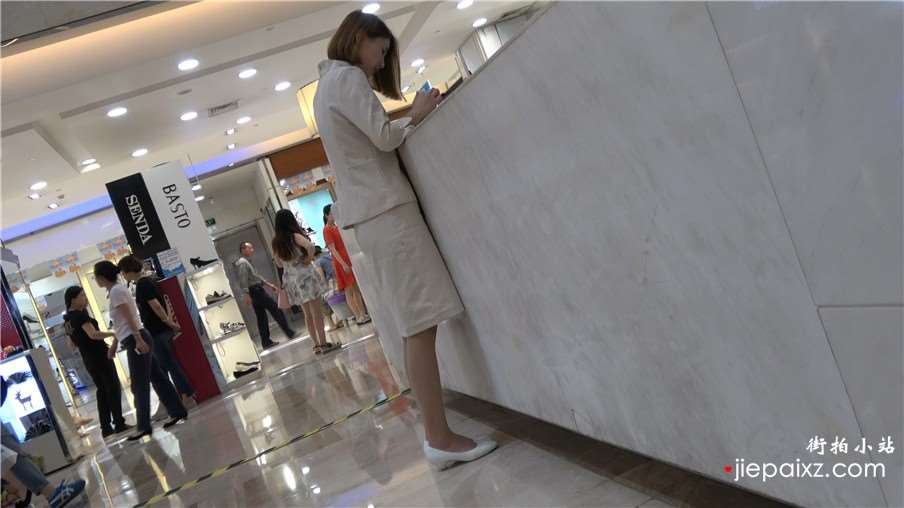 4k-米色制服丝袜白鞋极品街拍美腿
