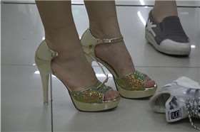 4k-运动鞋丝袜美足换上金色高跟鞋大变样