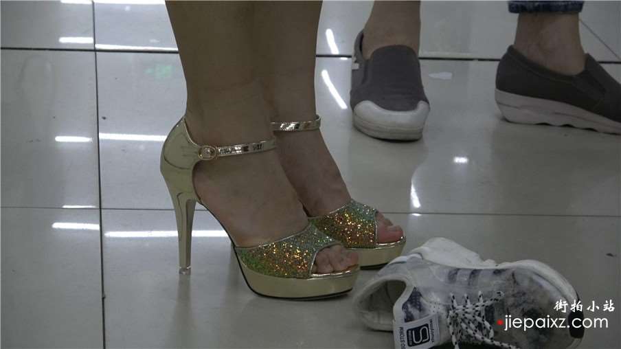 4k-运动鞋丝袜美足换上金色高跟鞋大变样