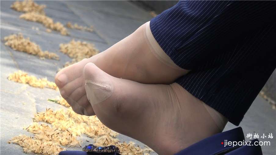 4k-蓝色高跟鞋美足街拍肉丝