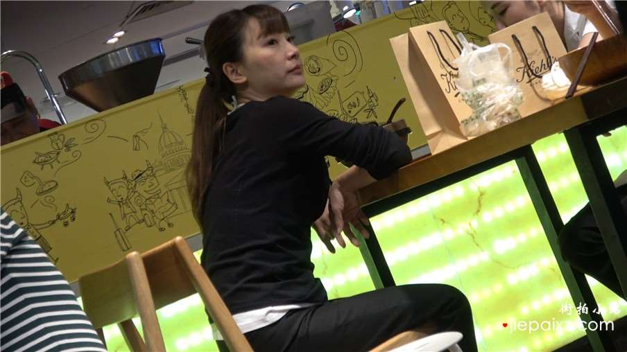 4k-餐厅特写吃饭的短黑丝熟女