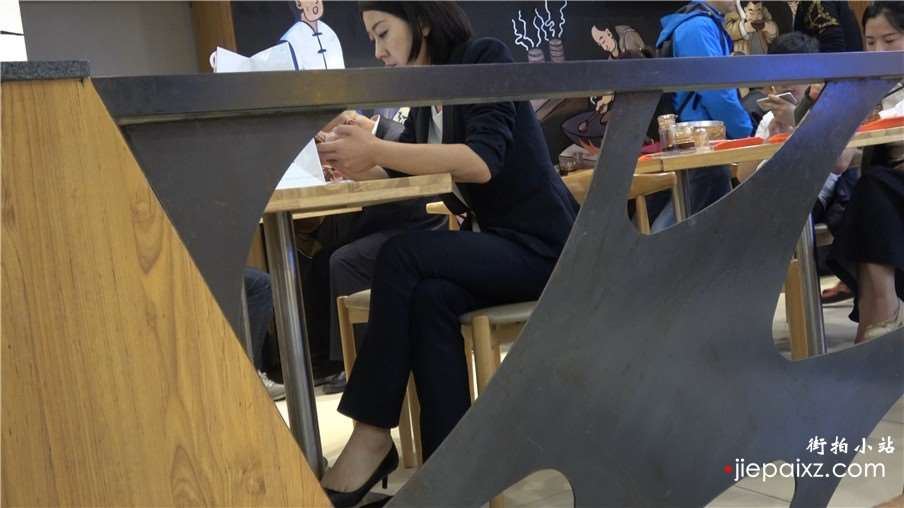 4k-餐厅吃饭的OL制服美足熟女姐姐