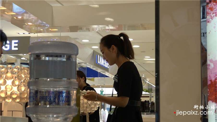 4k-商场化妆品销售的黑色性感高跟鞋