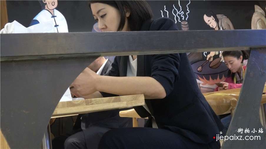 4k-餐厅吃饭的OL制服美足熟女姐姐