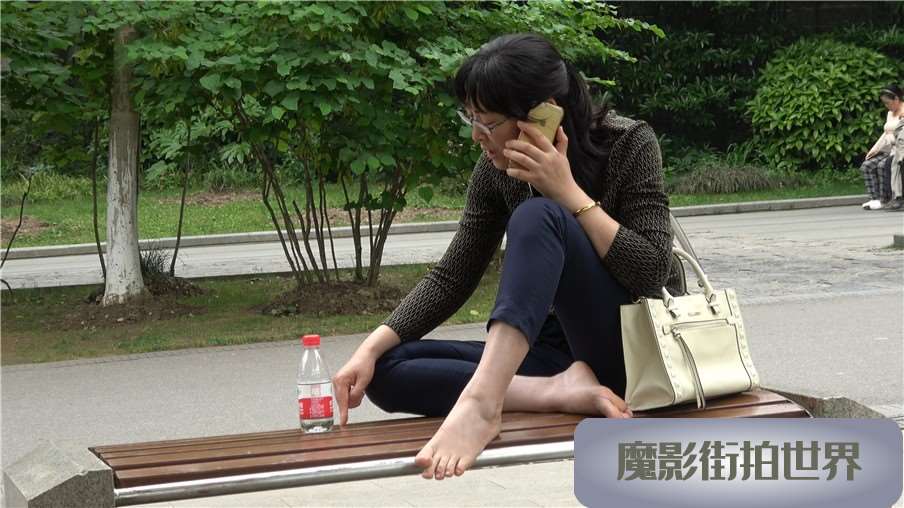 4k-公园长椅上打电话的干净美足熟女