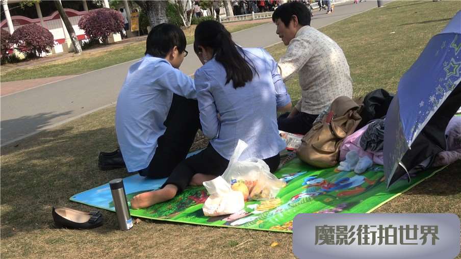 4k-蓝色衬衫黑裤少妇街拍丝袜美足