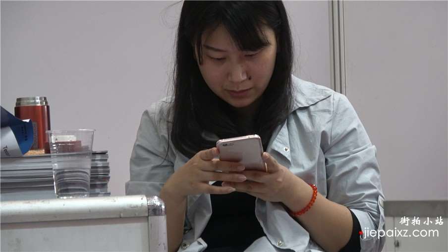 4k-紧身黑裤平底鞋街拍美足