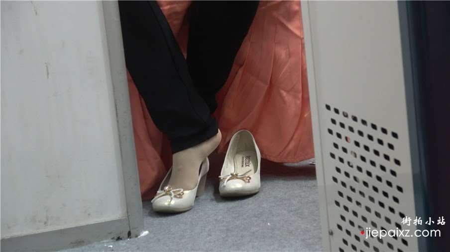 4k-紧身黑裤平底鞋街拍美足