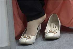 4k-紧身黑裤平底鞋街拍美足