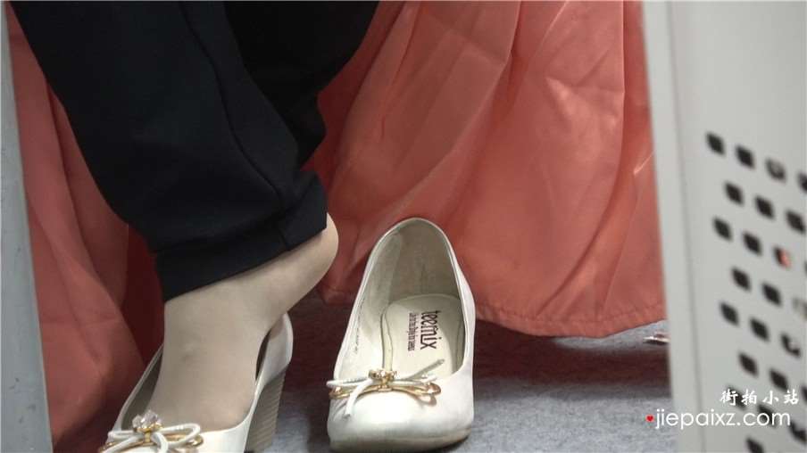 4k-紧身黑裤平底鞋街拍美足