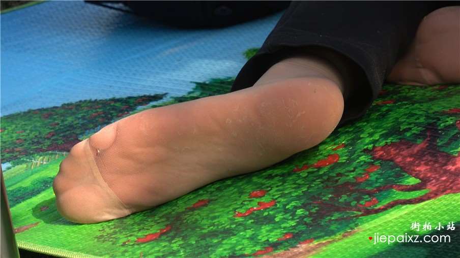 4k-蓝色衬衫黑裤少妇街拍丝袜美足