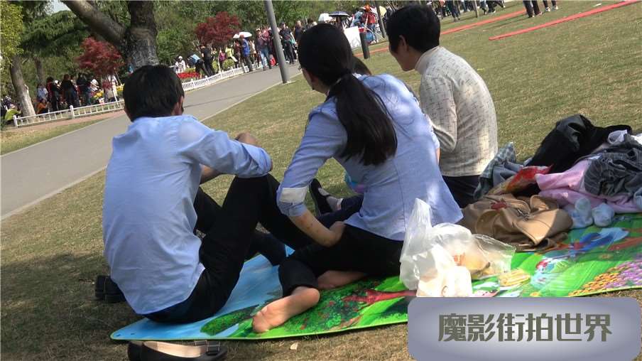 4k-蓝色衬衫黑裤少妇街拍丝袜美足