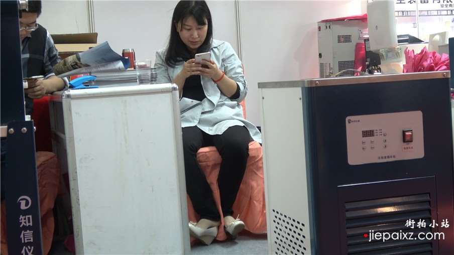 4k-紧身黑裤平底鞋街拍美足