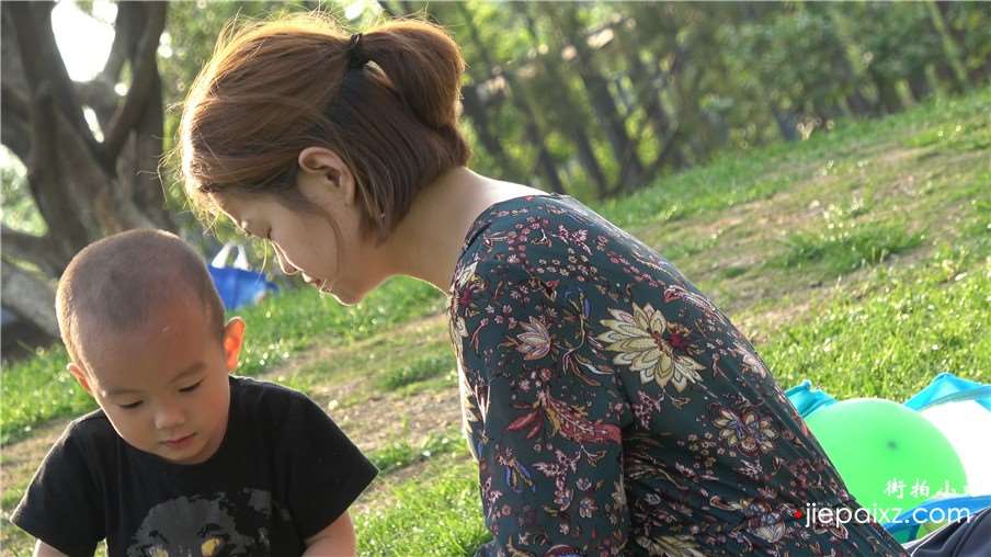 4k-碎花连衣裙裸足少妇