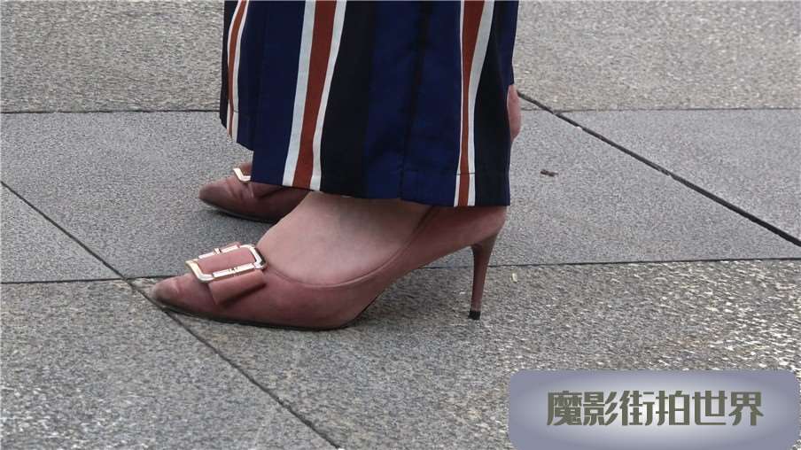 4k-白衬衫丰满尖嘴高跟鞋街拍美女