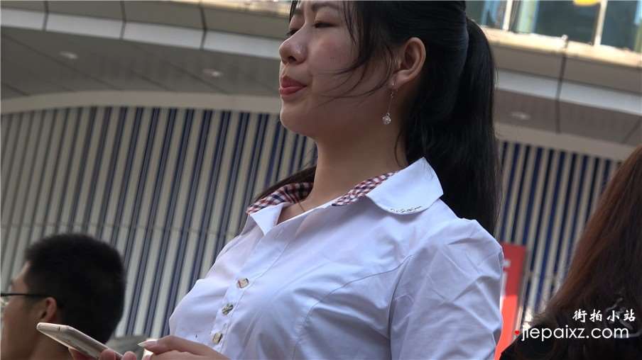 4k-白衬衫丰满尖嘴高跟鞋街拍美女