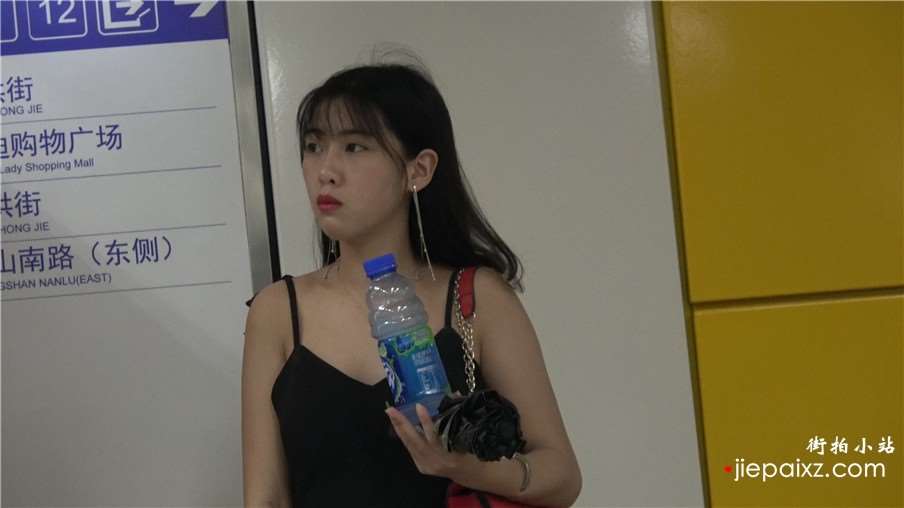 4k-黑色吊带连衣裙裸足高跟鞋街拍美女
