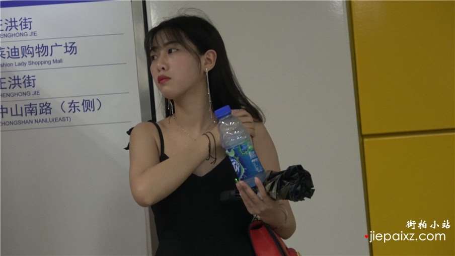4k-黑色吊带连衣裙裸足高跟鞋街拍美女