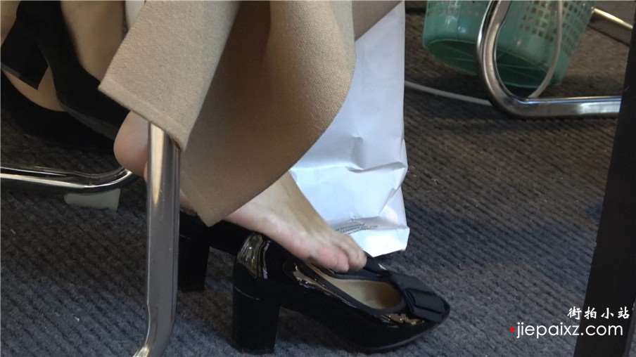 4k-毛呢长外套美女街拍裸足