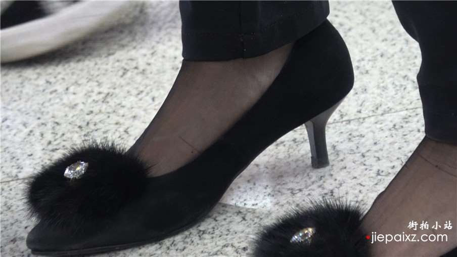 4k-黑色紧身裤墨镜熟女街拍高跟