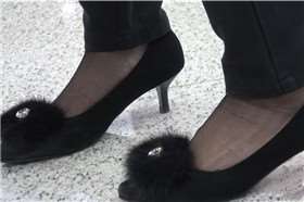 4k-黑色紧身裤墨镜熟女街拍高跟