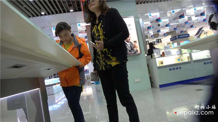 4k-黑色紧身裤墨镜熟女街拍高跟