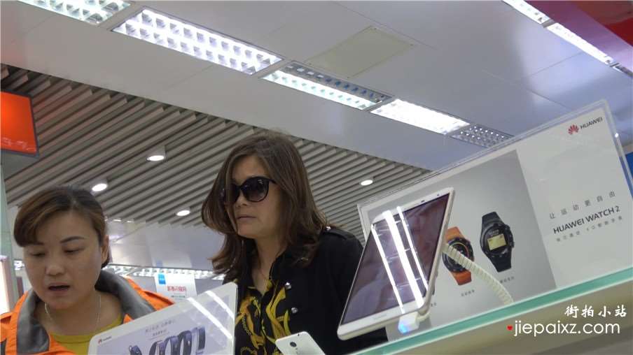 4k-黑色紧身裤墨镜熟女街拍高跟