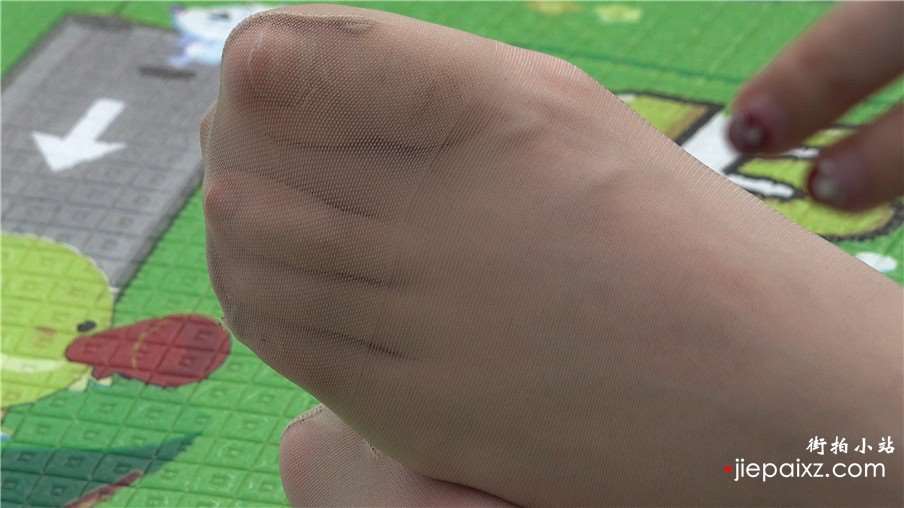 4k-白色卫衣短裙美腿街拍丝袜美足
