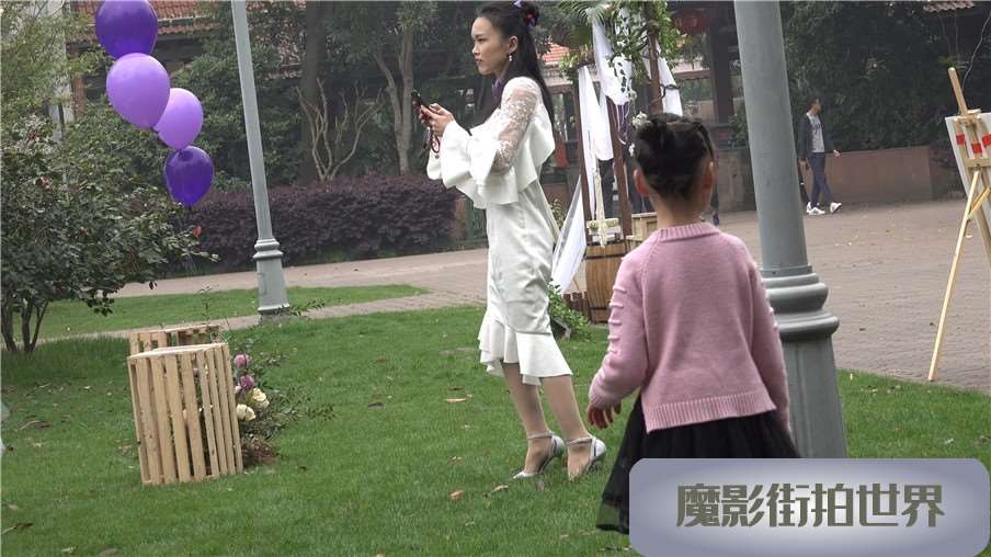 4k-白色连衣裙高跟鞋活动主持街拍美女