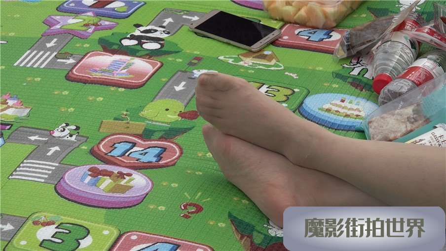 4k-白色卫衣短裙美腿街拍丝袜美足