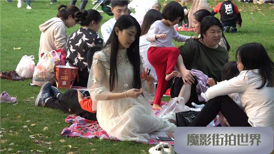 4k-米色连衣裙肉丝袜漂亮街拍美女美足