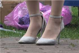 4k-白色连衣裙高跟鞋活动主持街拍美女