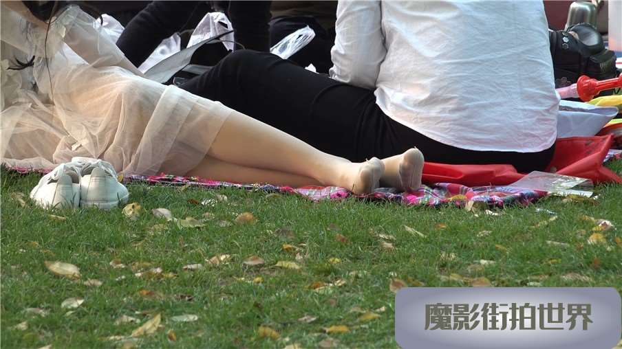 4k-米色连衣裙肉丝袜漂亮街拍美女美足