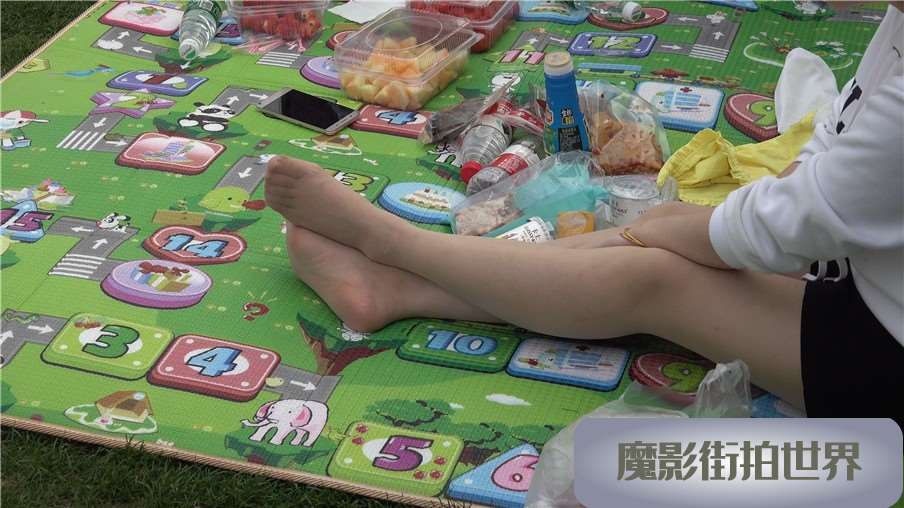4k-白色卫衣短裙美腿街拍丝袜美足