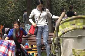 4k-黑色高跟鞋紧身蓝牛街拍美少妇