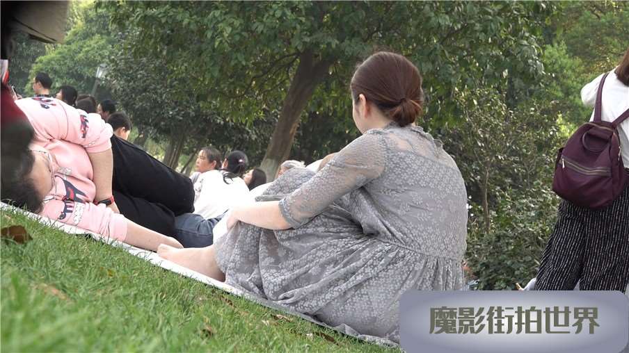 4k-陪小孩玩耍的连衣裙街拍丝袜少妇