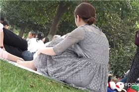 4k-陪小孩玩耍的连衣裙街拍丝袜少妇