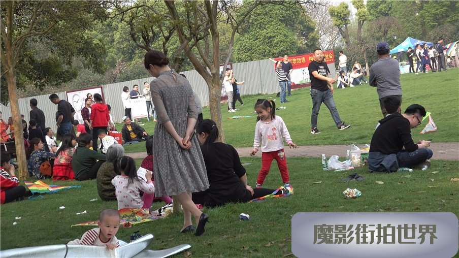 4k-陪小孩玩耍的连衣裙街拍丝袜少妇