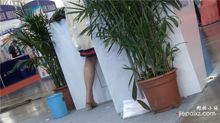 4k-红色连衣裙裸足凉高跟天生丽质街拍美女