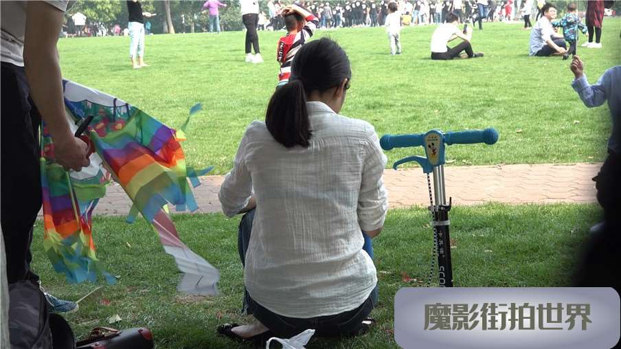 4k-白色衬衫紧身蓝牛裸足街拍漂亮美女
