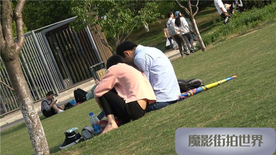 4k-黑色紧身裤粉外套棉袜街拍美女