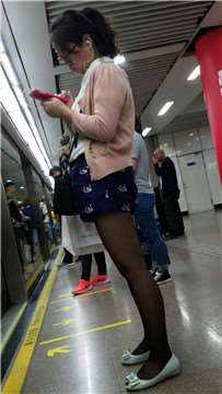 4k-地铁站台上的极品黑丝袜美腿美女